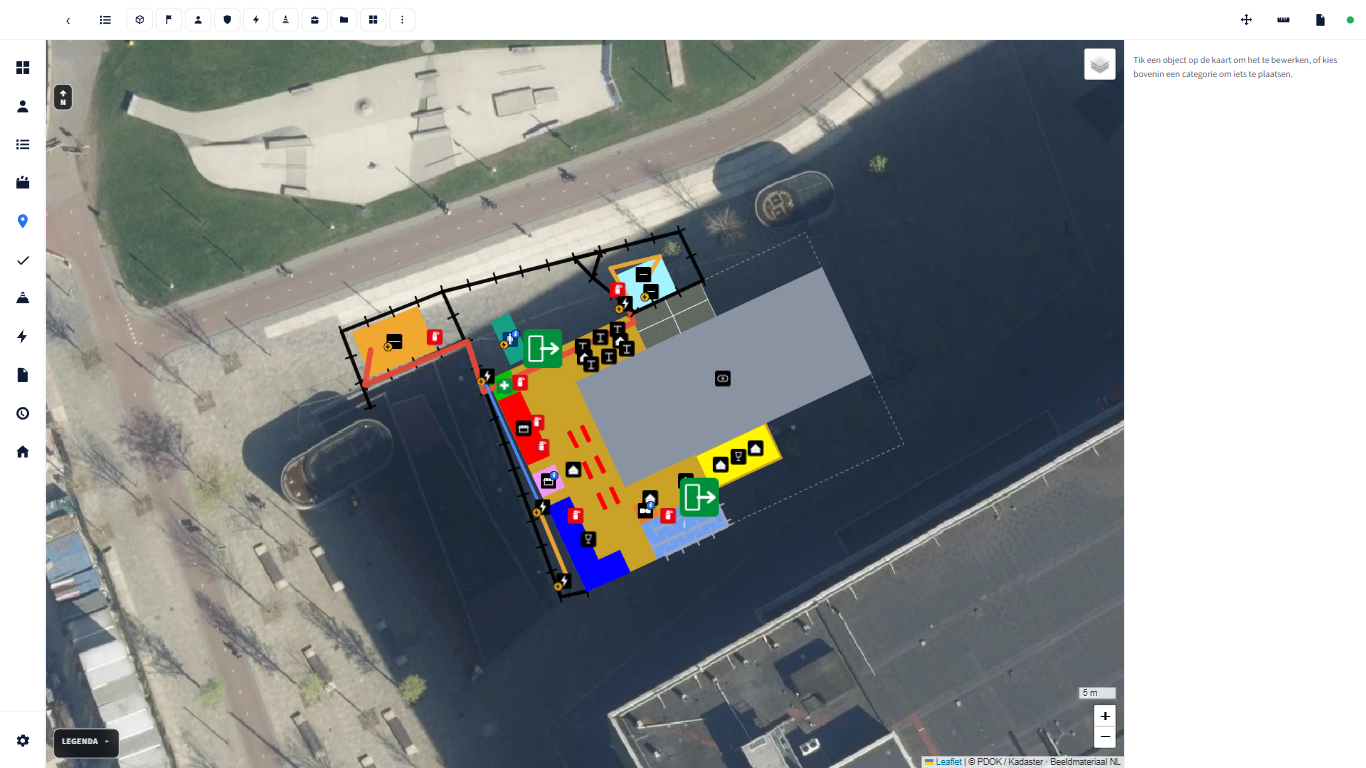 SmartLayout op een laptop en een telefoon: de terreinplanner op luchtfoto en BGT-kaart, het overzicht, de takenlijst, het draaiboek en de live tijdlijn van een evenement.